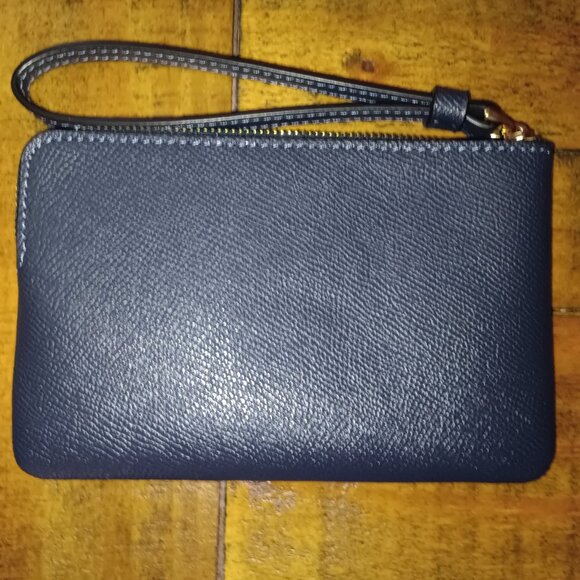 *Price Drop* New Coach Pebbled Leather Corner Zip Wristlet - Picture 2 of 2